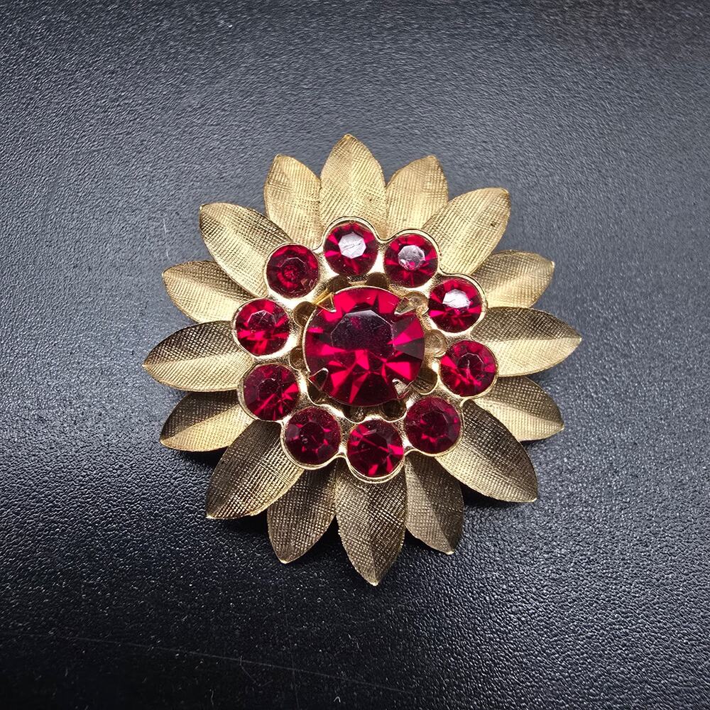 Red Rhinestone Flower Brooch Gold Tone Vintage Costume Jewelry - Picture 4 of 7